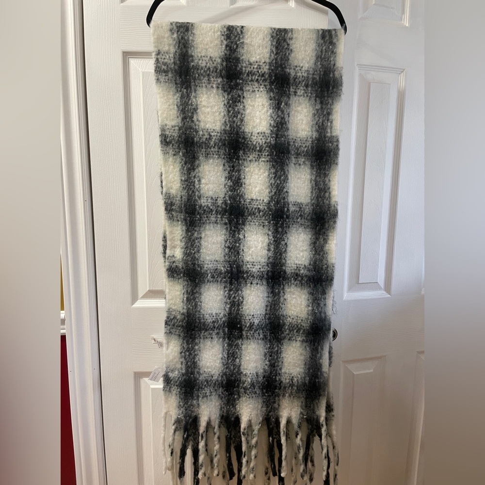 NWT/ Free with min purchase $40 Aeropostal Super Soft winter Scarf